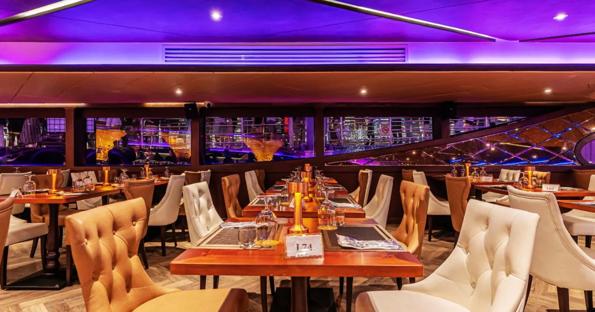 ที่นั่งชั้นที่ 1 ห้องแอร์ของเรือดินเนอร์เดอะ โอปูเล้นท์